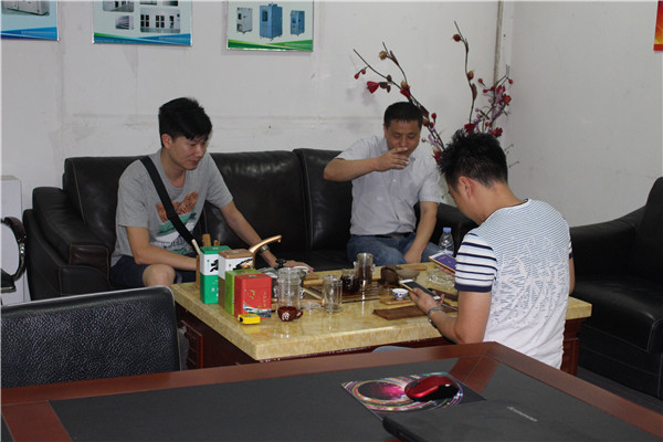 我們經(jīng)理接待客戶(hù)